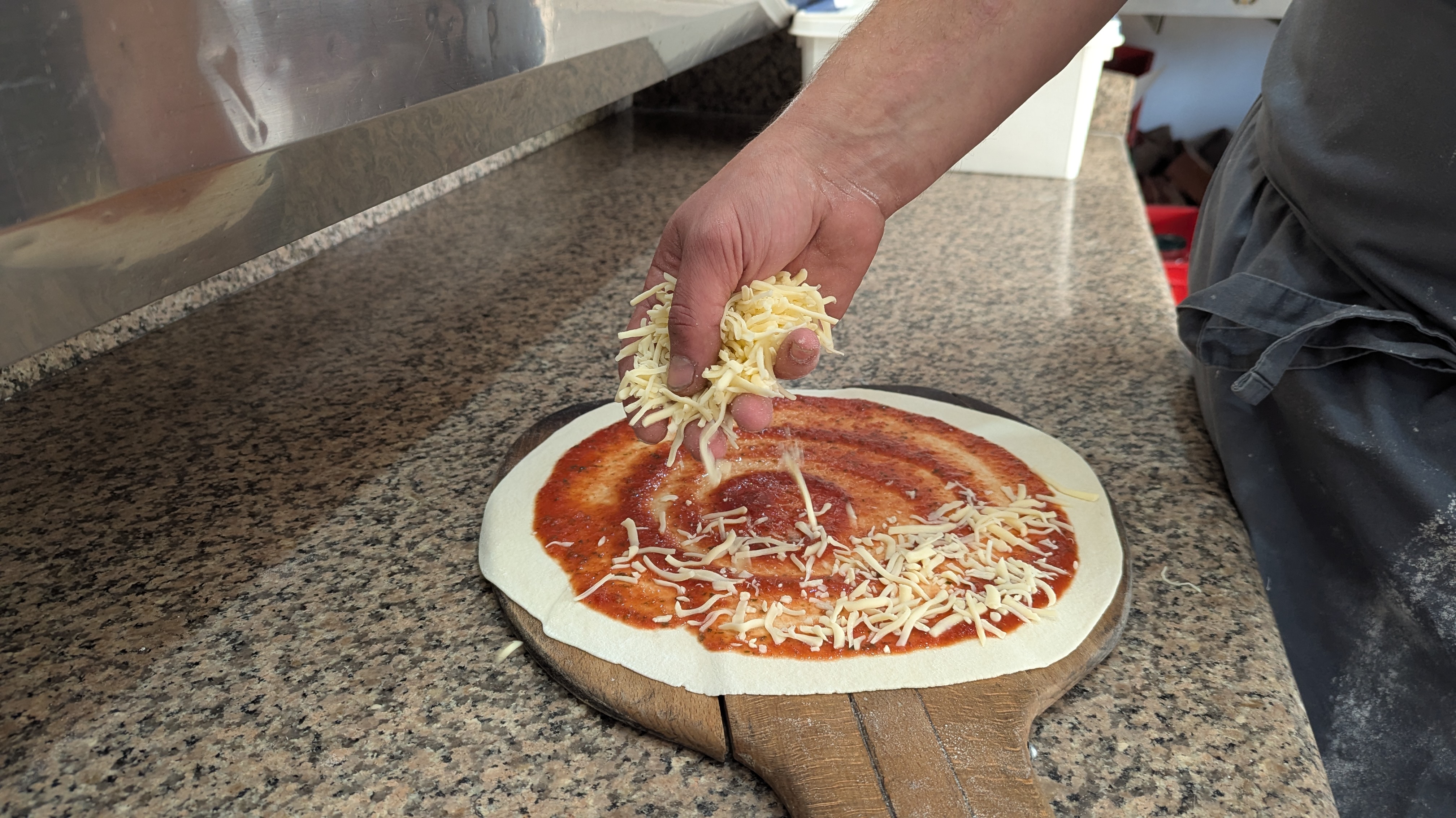 Zubereitung frische Pizza in Pizza Foodtruck in Berlin
